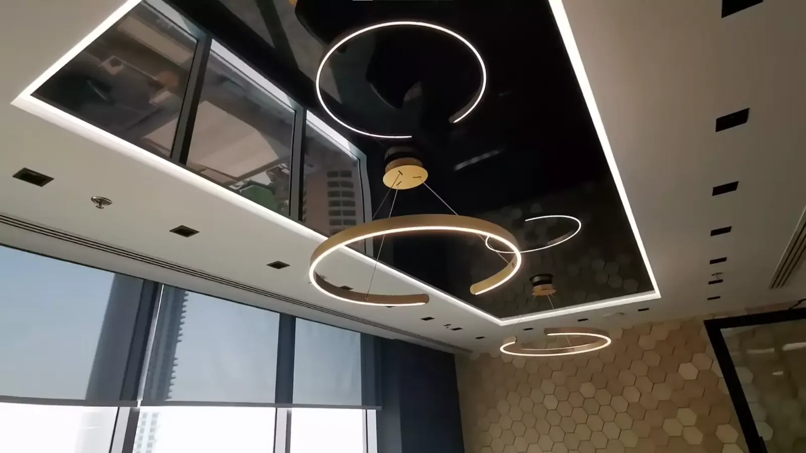 Двухуровневые натяжные потолки в зал — Курск, Карла Маркса, 66/3, фото 1